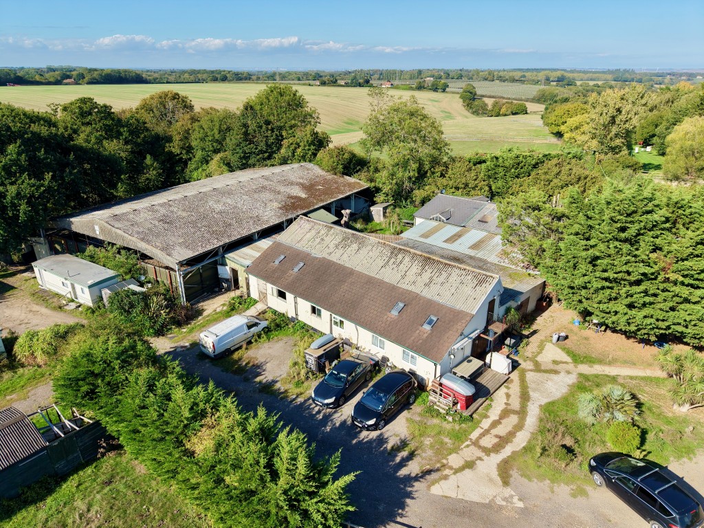 Lot: 80 - EQUESTRIAN FACILITY - INDOOR MANÈGE, STABLES, PADDOCKS AND ACCOMMODATION - Aerial view of buildings